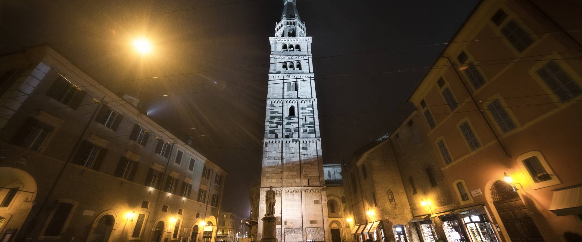 Modena Ghirlandina di notte foto di Lara zanarini
